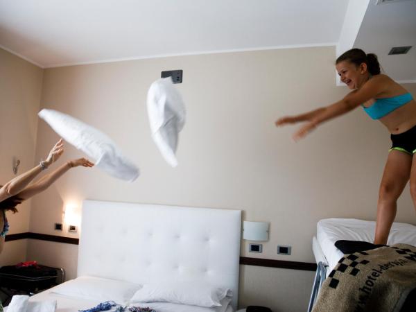 Hotel Derby : photo 3 de la chambre chambre quadruple avec balcon