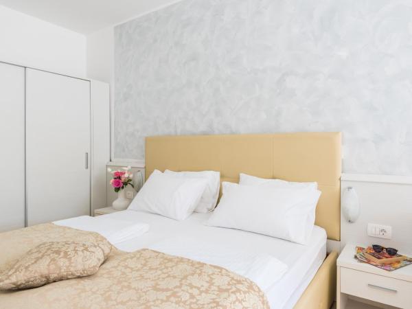 Hotel Hedera - Maslinica Hotels & Resorts : photo 3 de la chambre chambre double avec balcon - vue sur mer
