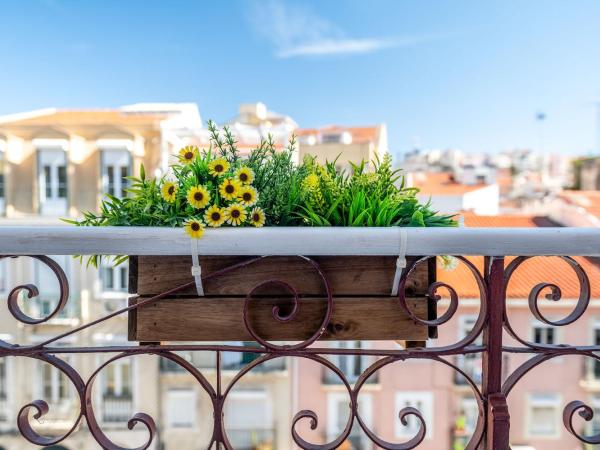 Lisbon Wine House - Rooms & Suites : photo 3 de la chambre chambre lits jumeaux avec salle de bains privative séparée