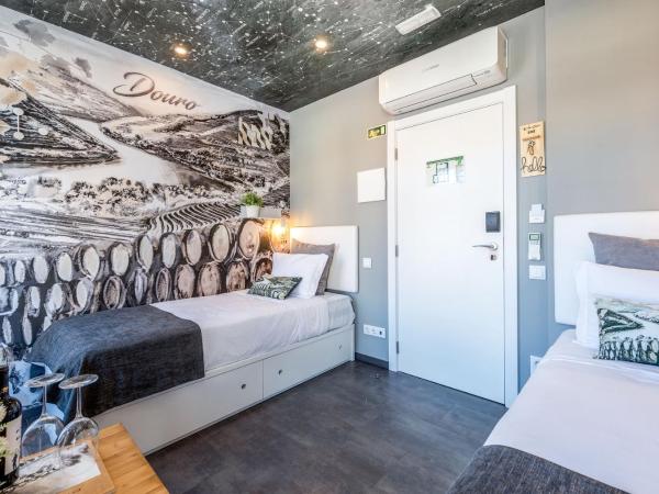 Lisbon Wine House - Rooms & Suites : photo 2 de la chambre chambre lits jumeaux avec salle de bains privative séparée