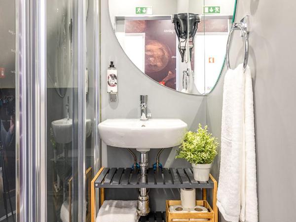 Lisbon Wine House - Rooms & Suites : photo 5 de la chambre chambre privée avec lits superposés et salle de bains privative à l’extérieur