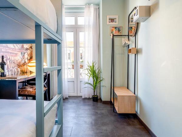 Lisbon Wine House - Rooms & Suites : photo 3 de la chambre chambre privée avec lits superposés et salle de bains privative à l’extérieur