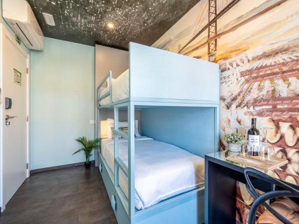 Lisbon Wine House - Rooms & Suites : photo 7 de la chambre chambre privée avec lits superposés et salle de bains privative à l’extérieur