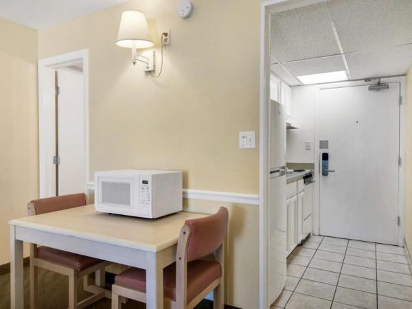 Ramada by Wyndham Panama City Beach / Beachfront : photo 4 de la chambre suite studio avec 2 lits doubles - vue sur plage - non-fumeurs