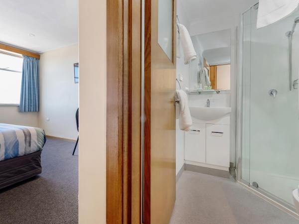 Marquis Hotel Motel : photo 7 de la chambre chambre lits jumeaux - vue sur ville