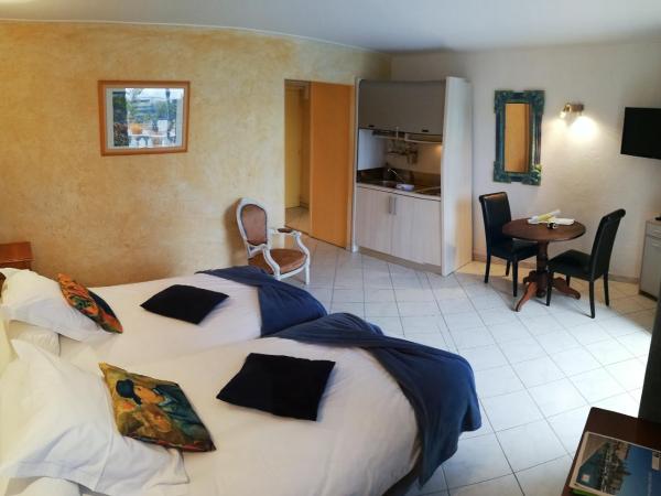 Chambre d'hôtes La Potinière : photo 6 de la chambre chambre lits jumeaux - vue sur piscine