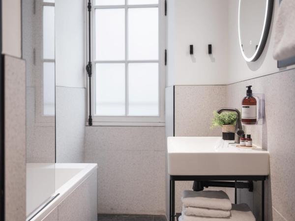 Maisons du Monde Hotel & Suites - Nantes : photo 8 de la chambre appartement 2 chambres proche de place royale - 65 m² - roma