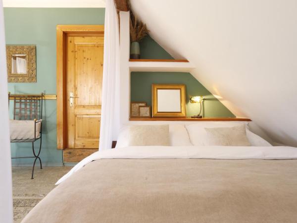 Wellness Pension Ametyst : photo 3 de la chambre chambre mansardée de luxe avec lit king-size et baignoire