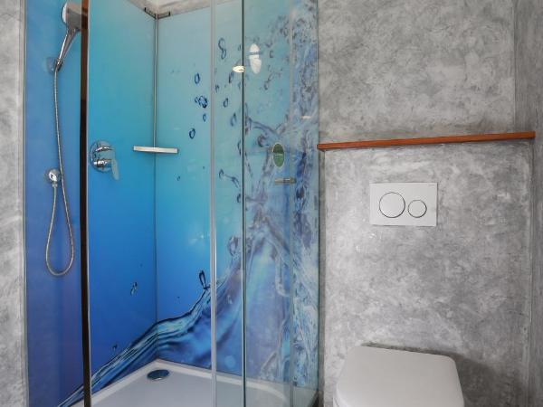 Wellness Pension Ametyst : photo 6 de la chambre suite lit king-size de luxe avec vue sur le château