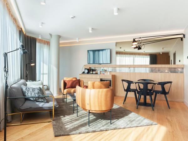 Holiday Inn Helsinki - Expo, an IHG Hotel : photo 8 de la chambre suite lit king-size – non-fumeurs