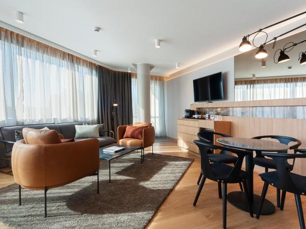 Holiday Inn Helsinki - Expo, an IHG Hotel : photo 7 de la chambre suite lit king-size – non-fumeurs