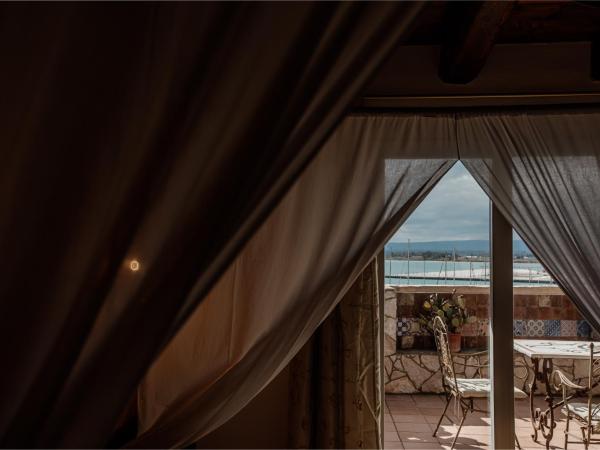 Palazzo Giunta - Porta Marina Ortigia : photo 1 de la chambre suite romantique avec terrasse - vue sur mer