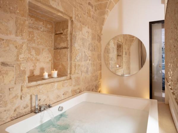 Palazzo Sant'Anna Lecce : photo 7 de la chambre suite lit queen-size avec baignoire spa