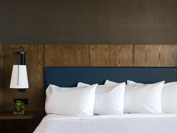 Sonesta Nashville Airport : photo 4 de la chambre chambre lit king-size de luxe 