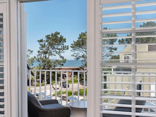 L'Auberge Del Mar Resort and Spa : photo 2 de la chambre chambre lit king-size avec cheminée - vue partielle sur côte