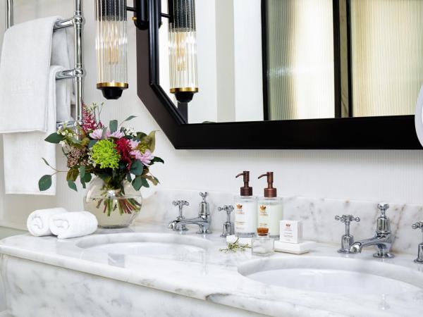 BLESS Hotel Madrid - The Leading Hotels of the World : photo 7 de la chambre suite avec terrasse - vue sur velázquez