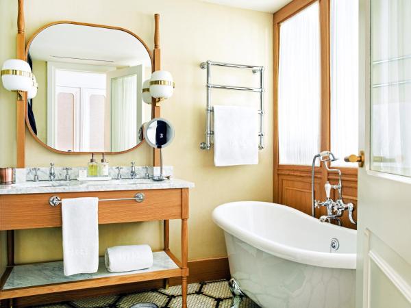 BLESS Hotel Madrid - The Leading Hotels of the World : photo 5 de la chambre hébergement premium - vue sur velázquez