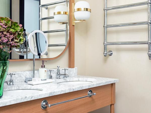 BLESS Hotel Madrid - The Leading Hotels of the World : photo 6 de la chambre hébergement premium - vue sur velázquez