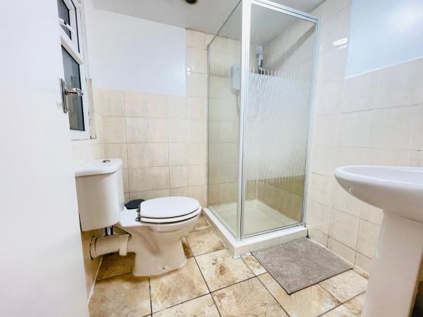 Leytonstone House - SleepyLodge : photo 10 de la chambre chambre double avec salle de bains commune