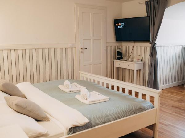 Vila Na Landeku : photo 3 de la chambre chambre lit king-size - vue sur jardin