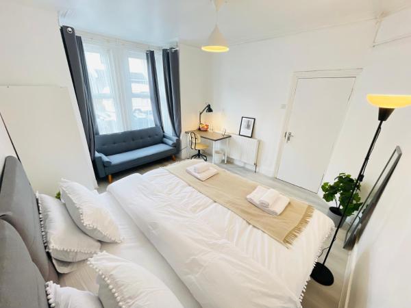 Leytonstone House - SleepyLodge : photo 2 de la chambre chambre triple avec salle de bains commune