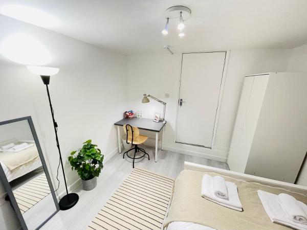 Leytonstone House - SleepyLodge : photo 2 de la chambre chambre double avec salle de bains commune