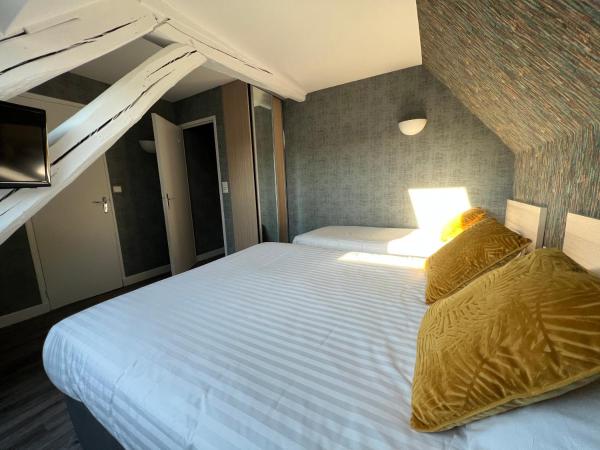 Hôtel De Troyes : photo 7 de la chambre chambre triple confort