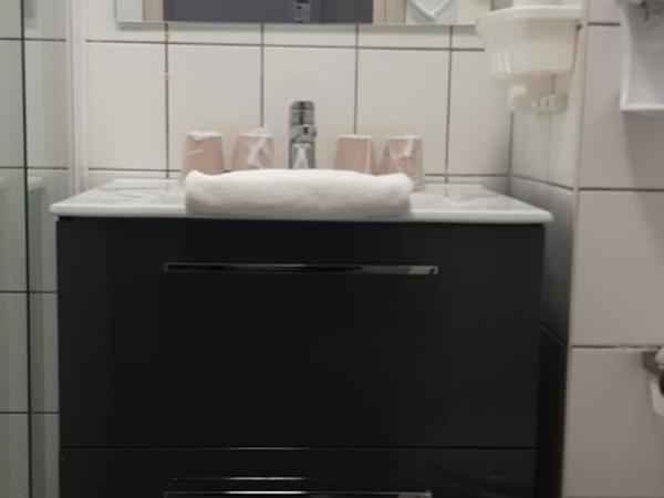 Hotel Primo Colmar Centre : photo 1 de la chambre chambre quadruple avec lit double et lits superposés