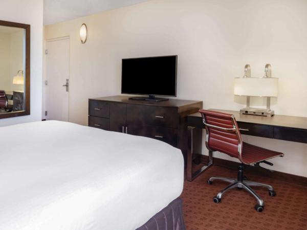 Wyndham Sacramento : photo 2 de la chambre chambre lit double avec baignoire et barres d'appui - accessible aux personnes à mobilité réduite - non-fumeurs