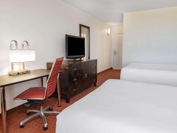 Wyndham Sacramento : photo 2 de la chambre 2 double beds, mobility accessible room, bathtub w/ grab bars, non-smoking