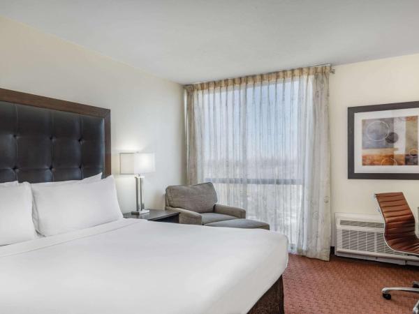 Wyndham Sacramento : photo 2 de la chambre hébergement lit king-size - accessible aux personnes à mobilité réduite - baignoire avec barres d'appui - non-fumeurs