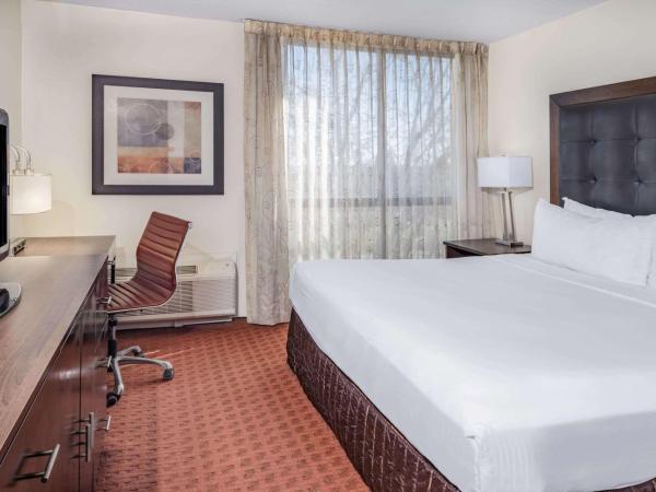 Wyndham Sacramento : photo 2 de la chambre suite lit king-size deluxe - non-fumeurs