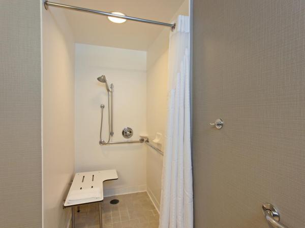 Holiday Inn Express Hotel & Suites Fisherman's Wharf, an IHG Hotel : photo 6 de la chambre chambre lit king-size standard avec douche accessible en fauteuil roulant - adaptée aux personnes à mobilité réduite