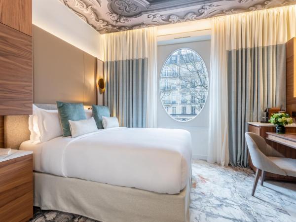 InterContinental Paris Champs Elysées Etoile, an IHG Hotel : photo 6 de la chambre chambre lit queen-size premium