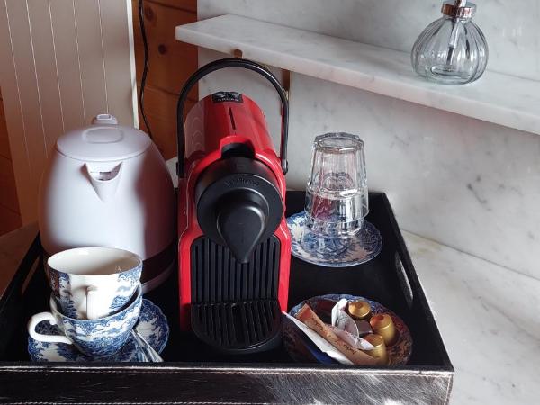 Chambre d'hôtes L'ours Bleu : photo 6 de la chambre chambre lit queen-size avec balcon