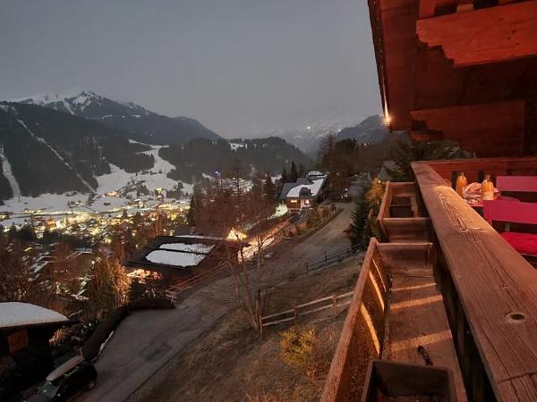 Chambre d'hôtes L'ours Bleu : photo 3 de la chambre chambre lit queen-size avec balcon