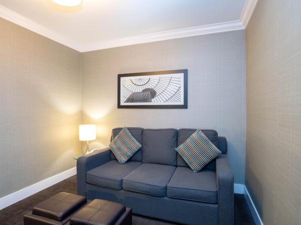Sandman Hotel Vancouver Airport : photo 6 de la chambre suite standard avec 1 lit king-size, canapé-lit, kitchenette