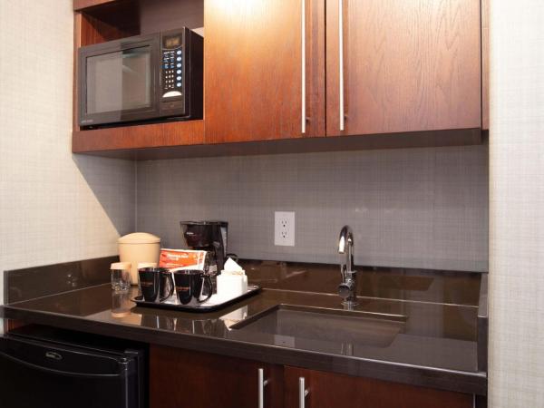 Sandman Hotel Vancouver Airport : photo 5 de la chambre suite standard avec 1 lit king-size, canapé-lit, kitchenette