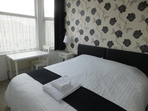 Grove Guest House : photo 9 de la chambre chambre double avec salle de bains privative