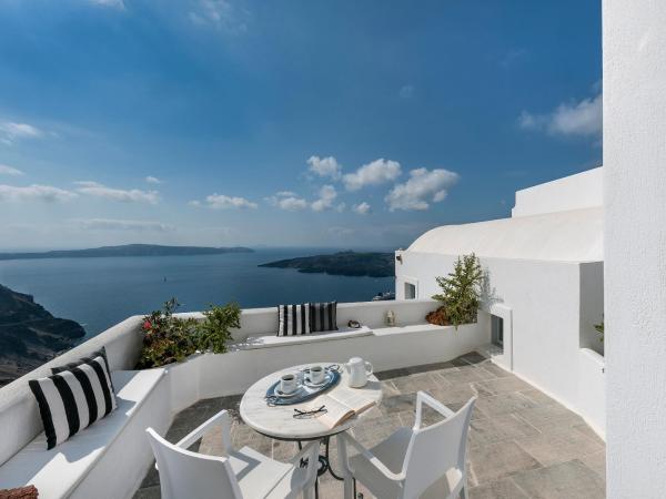 Aigialos Luxury Traditional Settlement : photo 4 de la chambre suite avec vue sur mer et volcan