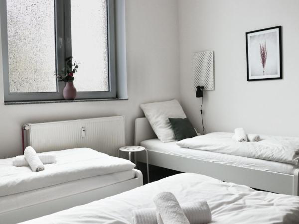 Schlafkonzept Hannover : photo 7 de la chambre chambre triple avec salle de bains commune