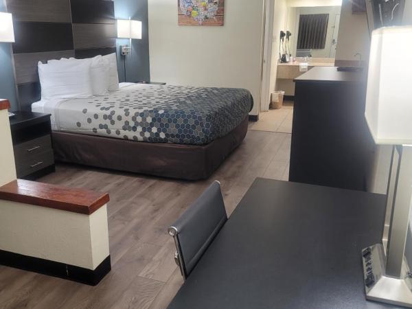 Econo Lodge Inn & Suites Downtown San Antonio Riverwalk Area : photo 2 de la chambre suite lit king-size - non-fumeurs