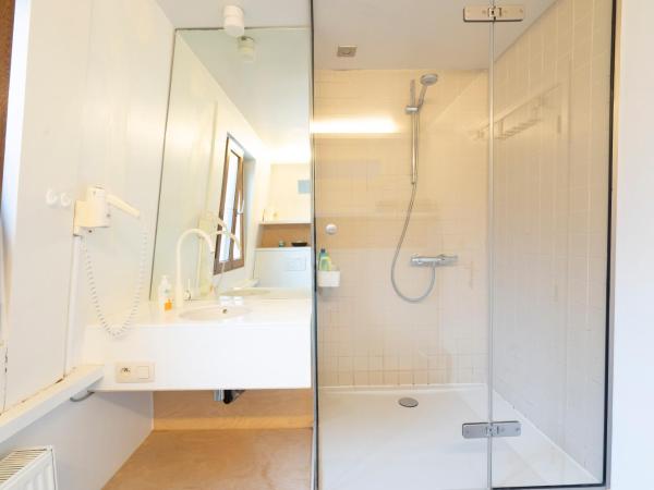 Because the Night city lodge : photo 5 de la chambre chambre double avec salle de bains privative