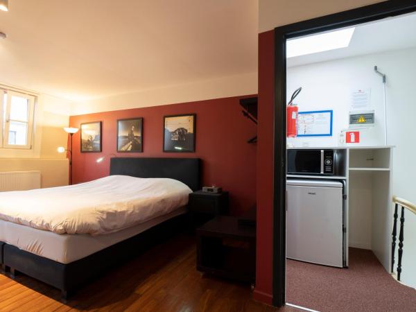 Because the Night city lodge : photo 10 de la chambre chambre double avec salle de bains privative