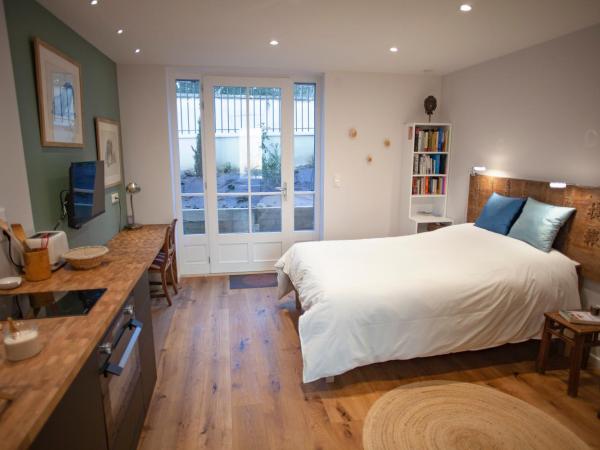 LYONEST chambre d'hôtes : photo 2 de la chambre studio avec terrasse