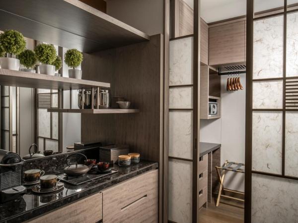 Four Seasons Hotel Tokyo at Otemachi : photo 3 de la chambre chambre lit king-size deluxe - vue sur jardin impérial