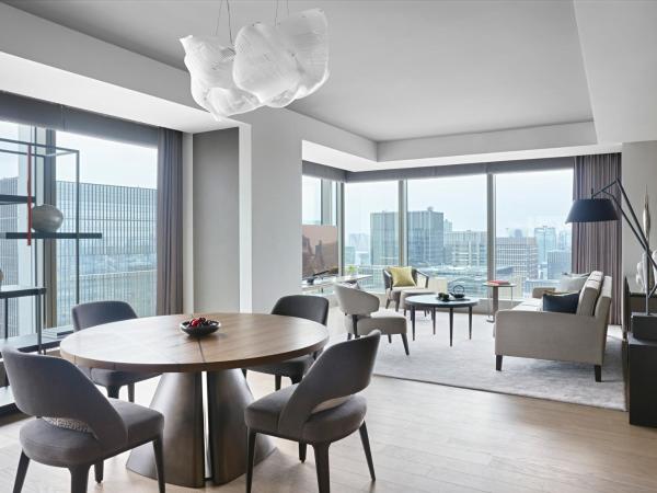 Four Seasons Hotel Tokyo at Otemachi : photo 3 de la chambre suite 2 chambres otemachi lit king-size double