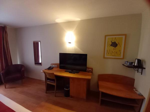 Kyriad Nîmes Ouest A9 : photo 4 de la chambre chambre supérieure avec 1 lit double et 2 lits simples