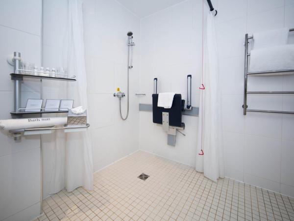 The Met Hotel Leeds : photo 6 de la chambre chambre double pour personnes à mobilité réduite avec douche accessible en fauteuil roulant