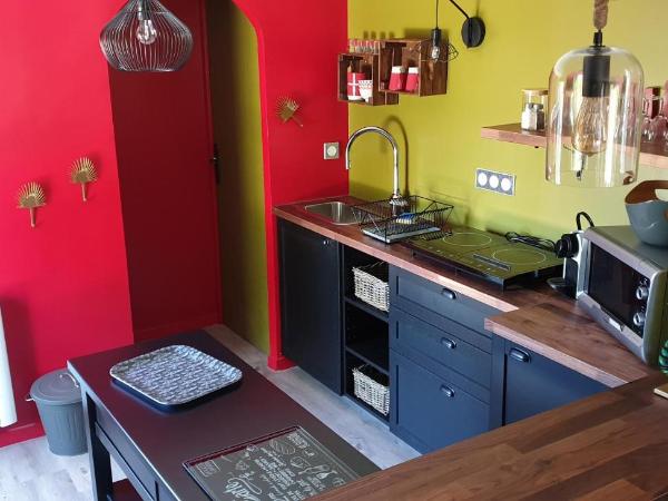 Aux murmures de la nature B&B : photo 6 de la chambre chambre lit king-size avec baignoire spa